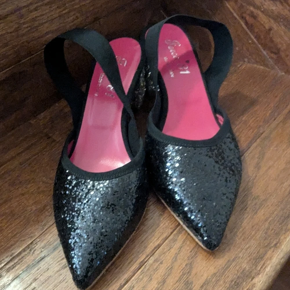 Italian Ferca 81 glam sparkle block heel with heart design. - Picture 6 of 9